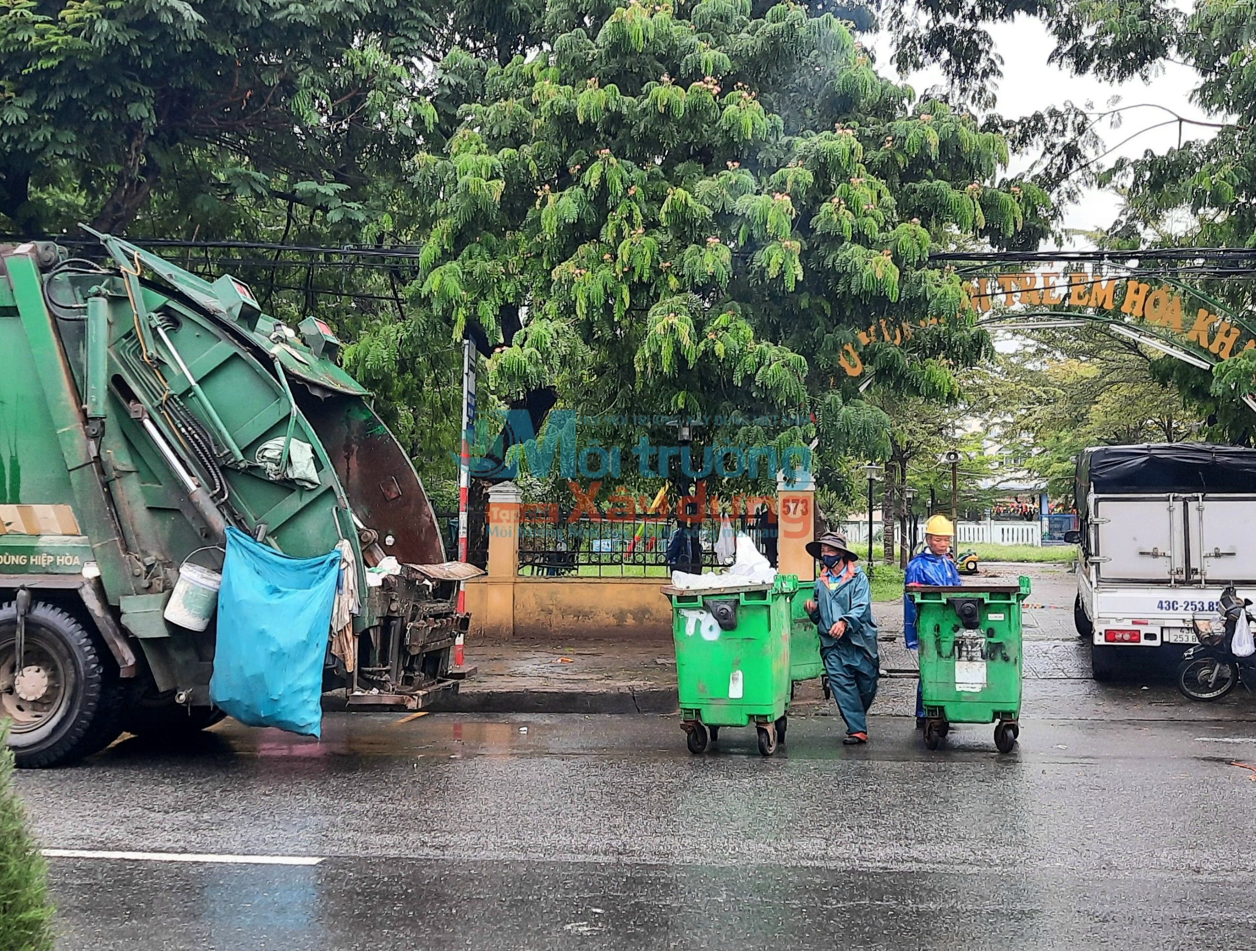 Công nhân môi trường với nhọc nhằn trong mưa